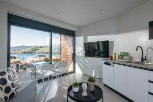 Kuchyň nebo kuchyňský kout v ubytování Beachfront Salty Sea Luxury Suite 2 + 35 fotografií