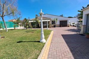 a street light in the grass in front of a house at Chalet zona Los Gallos in Chiclana de la Frontera