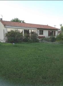una casa con un patio con césped verde y una casa en La Mikisa, en Marsas