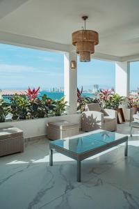 プエルト・バジャルタにあるCasa Nawalli Puerto Vallarta Boutique Hotel - Adults Onlyの海の景色を望むリビングルーム