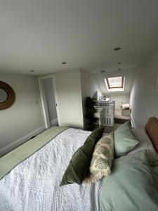 เตียงในห้องที่ Gorgeous 1 bedroom & private ensuite in Central Windsor home with FREE PARKING