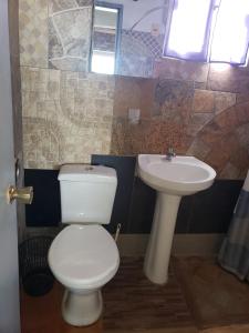 łazienka z toaletą i umywalką w obiekcie Amanecer en aguas dulces w mieście Aguas Dulces
