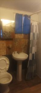Łazienka z białą toaletą i umywalką w obiekcie Amanecer en aguas dulces w mieście Aguas Dulces