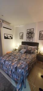 a bedroom with a bed with a blue comforter at StudioRD Copacabana 250m da praia esquina com a Rua do Copacabana Palace Rodolfo Dantas in Rio de Janeiro