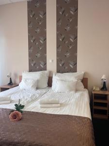 1 dormitorio con 1 cama grande y 2 almohadas en Hotel Rose City, en Budapest