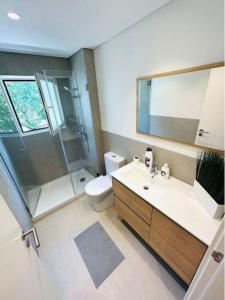 ein Bad mit einem Waschbecken, einer Dusche und einem WC in der Unterkunft Amazing Flat Perfect for Tourists in Lissabon