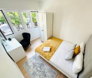 1 dormitorio con 1 cama, escritorio y ventanas en Amazing Flat Perfect for Tourists, en Lisboa