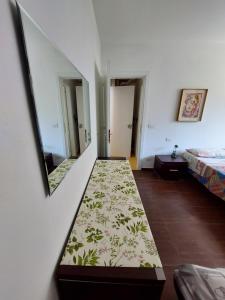 - un couloir avec un miroir et un lit dans une chambre dans l'établissement Hotspot Venice Ca'Marcello 2000 Palace, à Mestre