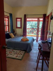a bedroom with two beds and a window at Villa Stellia @drvacationsrental in La Laguna