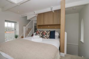 Postel nebo postele na pokoji v ubytování The Tower, 5 Corisande Manor + 61 fotografií