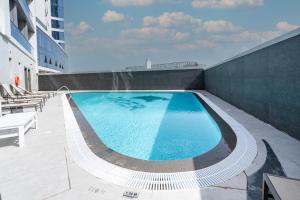 a swimming pool on the side of a building at Appartement Dubai in Dubai