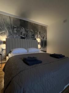 1 dormitorio con 1 cama grande y una pintura en la pared en Brickller Apartments by Letrent, en Żyrardów