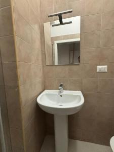 ナポリにあるPanoramaのバスルーム(洗面台、鏡付)