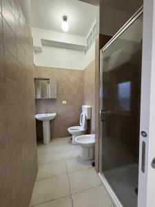 ナポリにあるPanoramaのバスルーム(トイレ2つ、シンク、シャワー付)