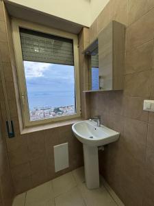 ナポリにあるPanoramaのバスルーム(洗面台、窓付)