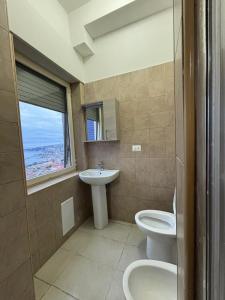ナポリにあるPanoramaのバスルーム(洗面台、トイレ付)、窓が備わります。