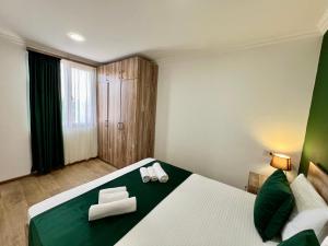 1 dormitorio con 1 cama con 2 zapatillas en Byurakan Villas near Kari Lake en Byurakan