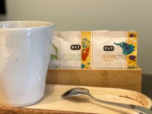 デュッセルドルフにあるBoutique Hotel Orangerieの木のトレイにコーヒーとスプーン