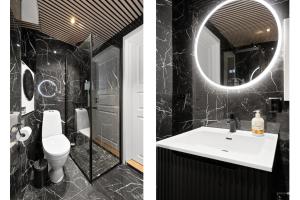 y baño con lavabo, aseo y espejo. en Renovated 03.24 - Viking inspired - Behind bryggen, en Bergen