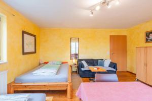 ein Wohnzimmer mit einem Bett und einem Sofa in der Unterkunft Ruhe auf dem Land 1 - Maria in Aulendorf