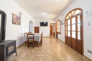 ein Esszimmer mit Tisch und Holzofen in der Unterkunft Casa Rural La Loma in Granada