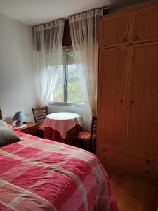 Casa da Fontiña في Seoane: غرفة نوم بسرير ونافذة