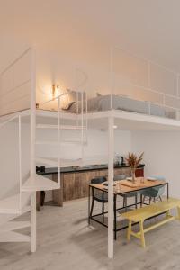 um quarto com uma mesa e um beliche em Sun&Moon Ohridlake Apartments em Pogradec