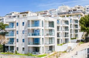 Beachfront Apartments- Horizon Residence في سارنده: مبنى شقق على جانب تل