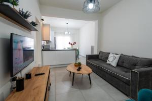 uma sala de estar com um sofá e uma mesa em Karlovasi Comfy Retreat em Ríva