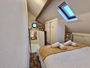 1 dormitorio con 1 cama con 2 almohadas en L'escapade Chelloise *Paris*, en Chelles