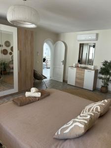 Habitación grande con cama grande y espejo. en Villa Greyjoy - AzulenaCalpe, en Calpe 10 fotos más