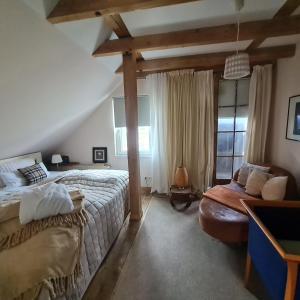um quarto com uma cama grande e uma janela em Rosindell cottage em Halle Westfalen