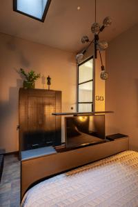 Schlafzimmer mit einem Bett und einem Spiegel in der Unterkunft Landgoed Schoolland in Garrelsweer