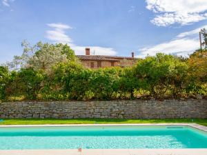 una piscina frente a una pared de piedra en Holiday Home Pietreto by Interhome, en Ravigliano