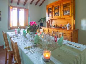 una mesa larga con mantel blanco y velas en Holiday Home Pietreto by Interhome, en Ravigliano