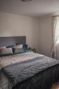 a bedroom with a large bed in a room at Målaskog gamla station 1 in Ryssby