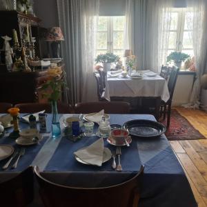ハレ・ヴェストファーレンにあるRosindell cottageのダイニングルーム(青いテーブルクロス付きのテーブル付)