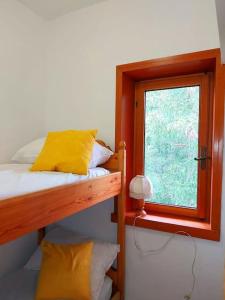 ein Schlafzimmer mit einem Etagenbett und einem Fenster in der Unterkunft Residence Panorama Rivisondoli in Rivisondoli