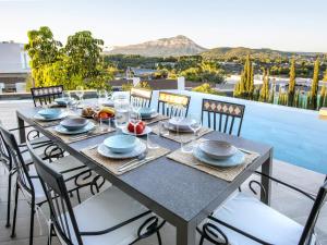 una mesa en un balcón con vistas a las montañas en Villa Villa Orion by Interhome, en Jávea