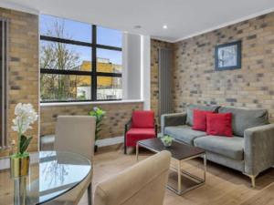 sala de estar con sofá y sillas rojas en Apartment Regents Park Serviced Apartment-2 by Interhome, en Londres