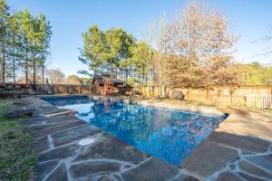 una piscina en un patio trasero con una pasarela de piedra en Doras Dutch Cottage Charmer with Swimming Pool en Clarksville