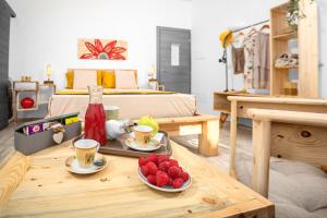 a room with a coffee table with strawberries on it at B&B Les Chambres Rooms & Suite in Santa Teresa Gallura