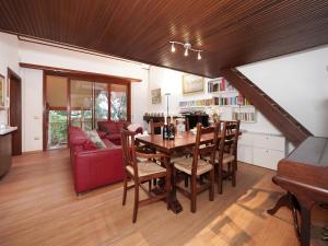 Posezení v ubytování Holiday Home Azalea by Interhome