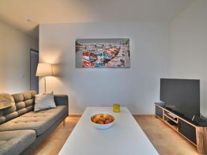 sala de estar con sofá y TV en Holiday Home La Parie 2 by Interhome, en Dolus d'Oléron
