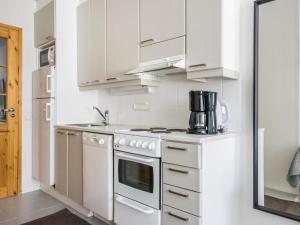 Kuchyň nebo kuchyňský kout v ubytování Holiday Home Rautulampi g15 by Interhome