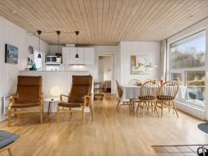 Torsted的住宿－Holiday Home Tammo - 900m from the sea in NW Jutland by Interhome，厨房以及带桌椅的用餐室。