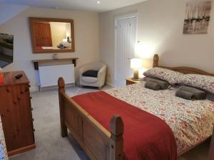 Tempat tidur dalam kamar di Cosy Cottage in a quaint village in North Devon.