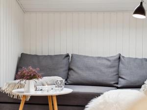 uma sala de estar com um sofá cinzento e uma mesa em Holiday Home Tammo - 900m from the sea in NW Jutland by Interhome em Torsted