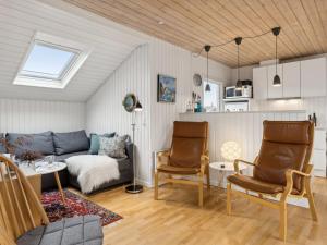 uma sala de estar com um sofá e uma mesa em Holiday Home Tammo - 900m from the sea in NW Jutland by Interhome em Torsted