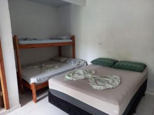 2 camas en una habitación con 2 literas en Pousada Beija Flor en Ilha do Mel